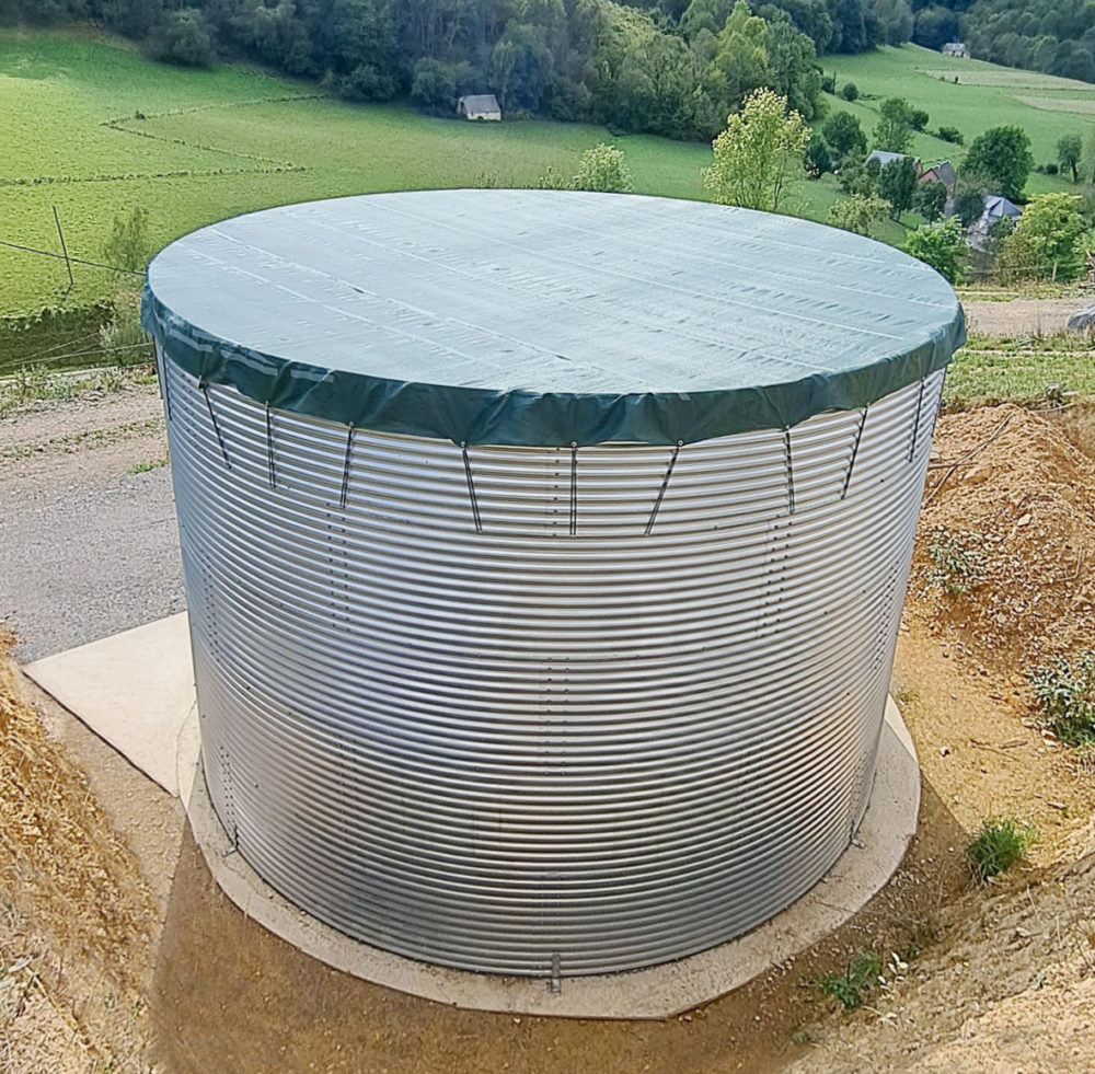 Vue sur Couverture bâche tendue pour citerne acier galvanisé